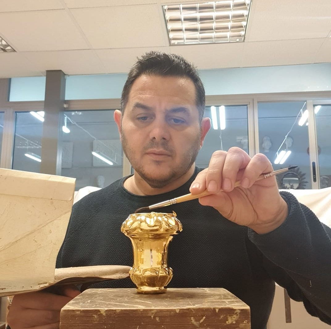 Abel Velarde, dorador restaurador de obras de arte en su taller de Alcalá de Guadaíra